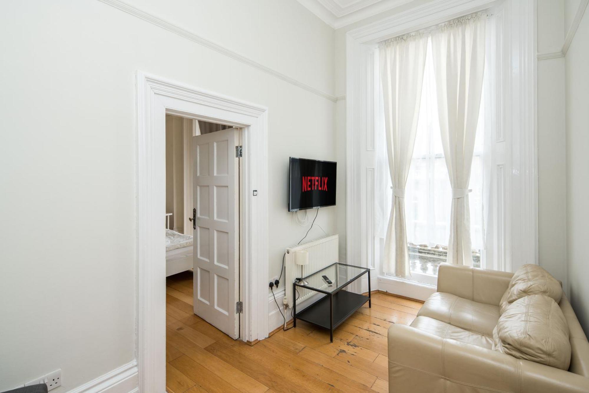شقة Four Beds By The Station لندن المظهر الخارجي الصورة