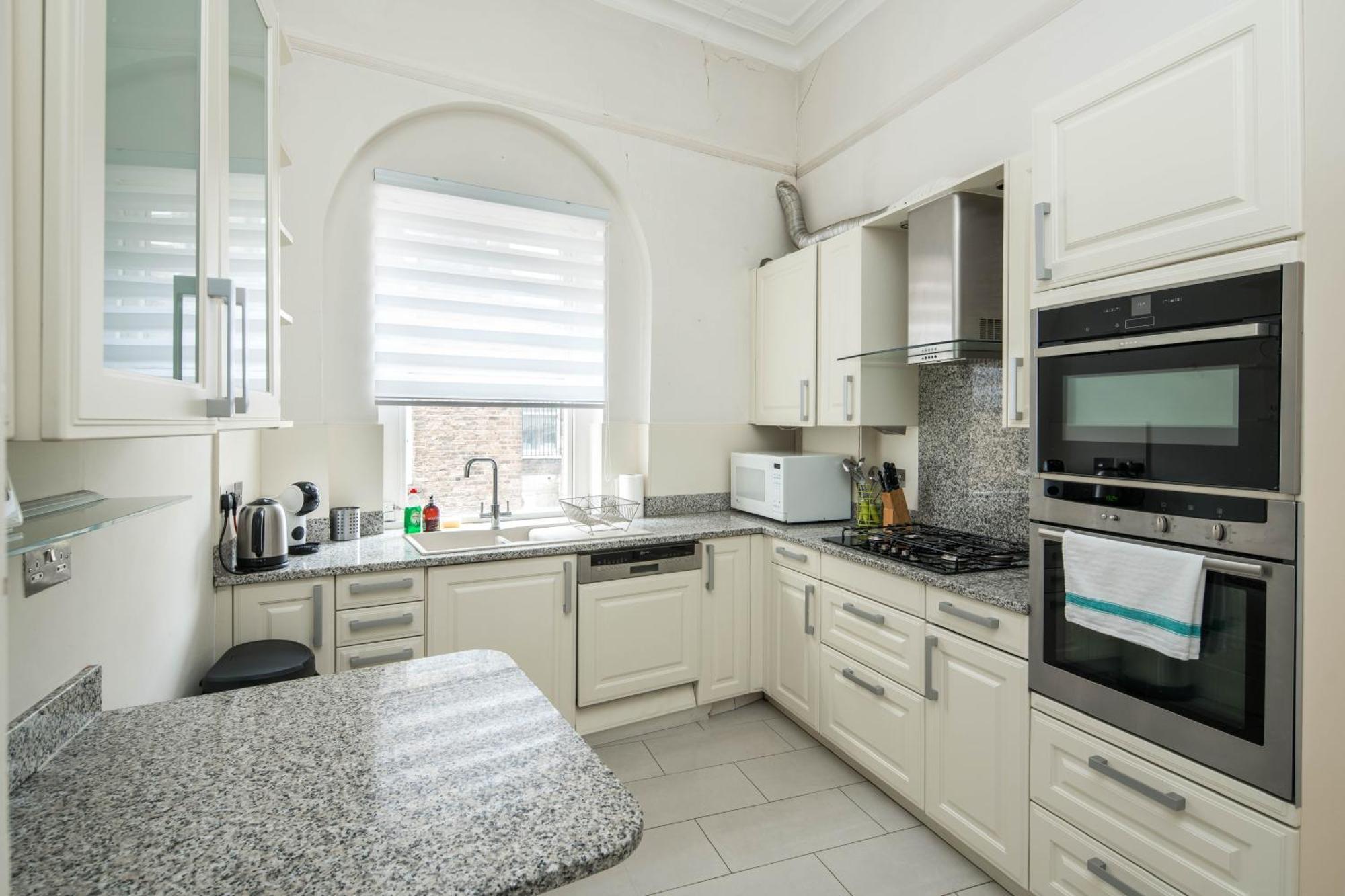 شقة Four Beds By The Station لندن المظهر الخارجي الصورة