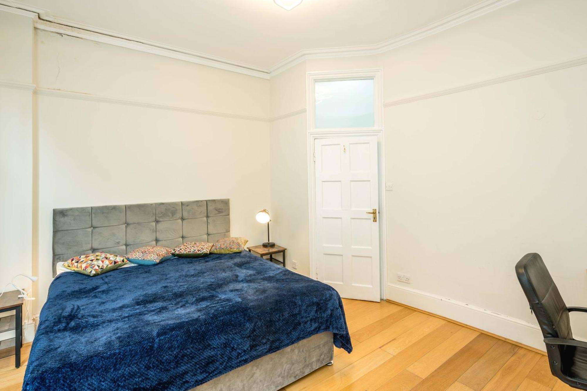شقة Four Beds By The Station لندن المظهر الخارجي الصورة