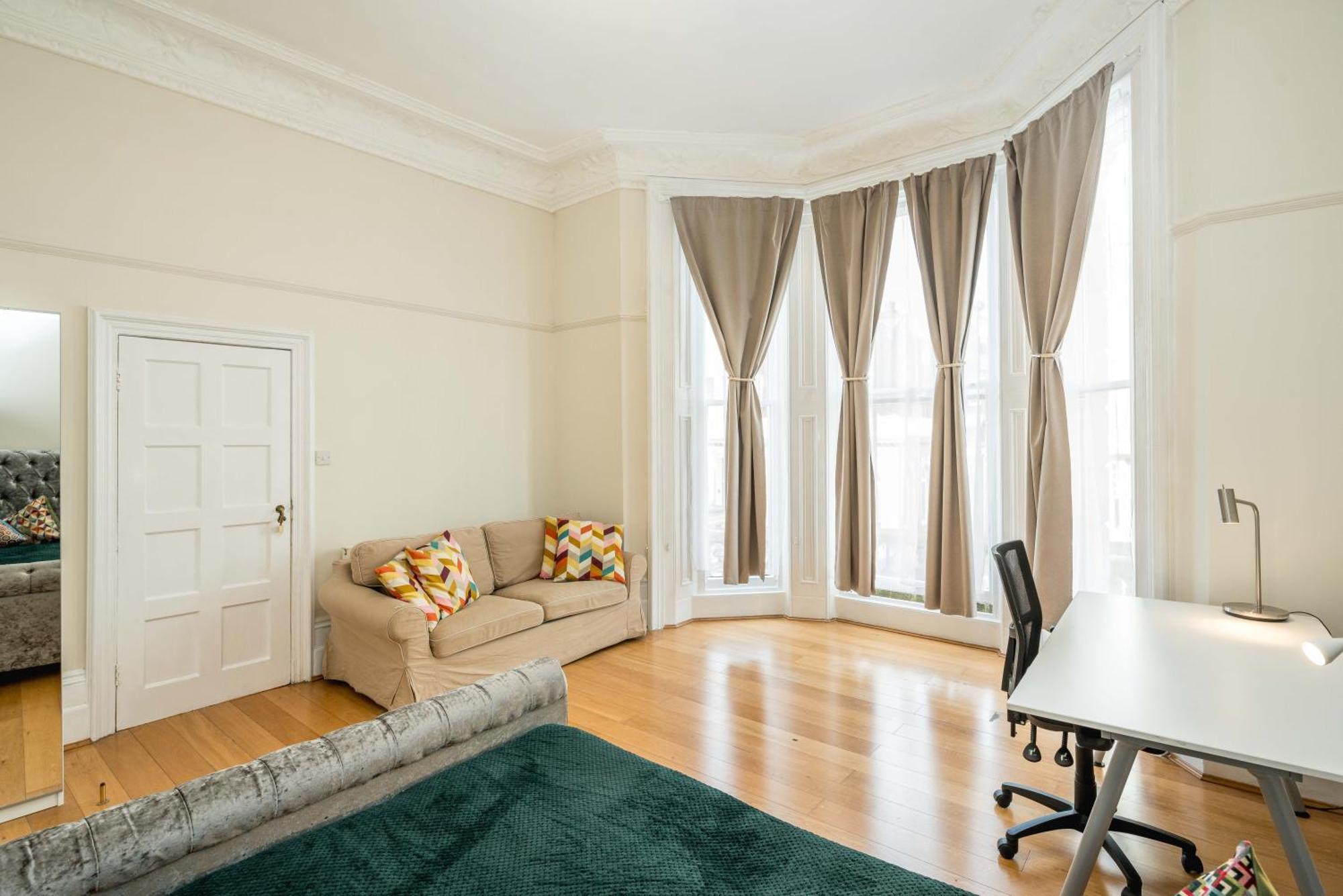 شقة Four Beds By The Station لندن المظهر الخارجي الصورة